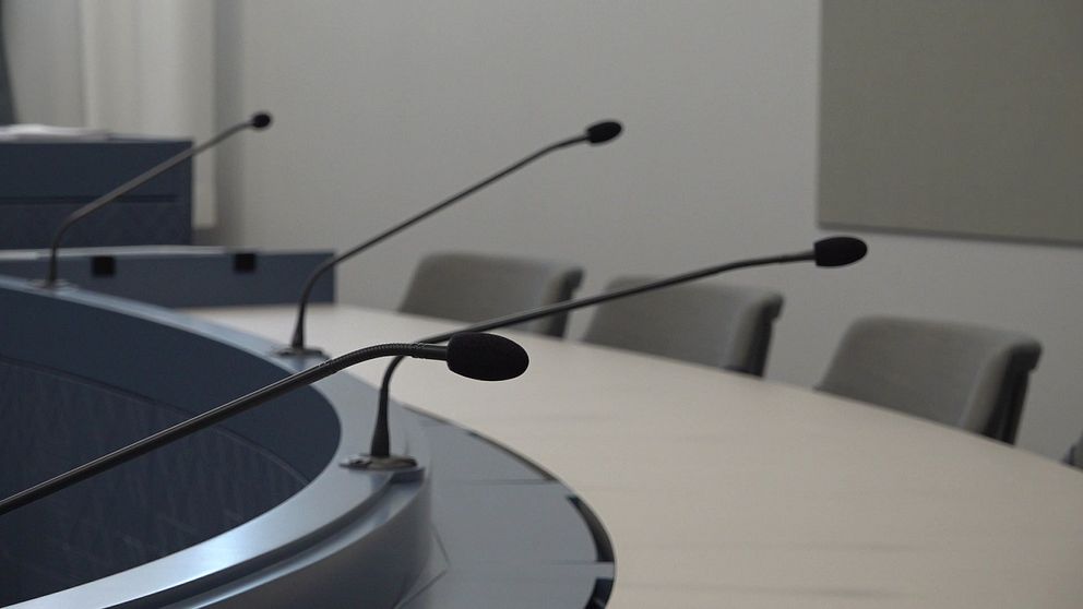 Mikrofoner vid ett runt konferensbord i Helsingborgs tingsrätt.