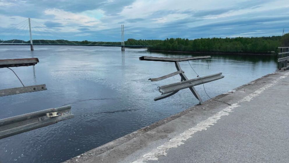 Bilden visar det trasiga broräcket vid olycksplatsen på bron i Piteå där en broreparatör ramlade ner i vattnet.