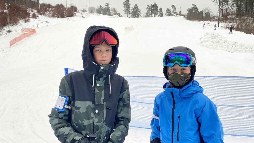 Två skidåkare framför Rödebybacken.