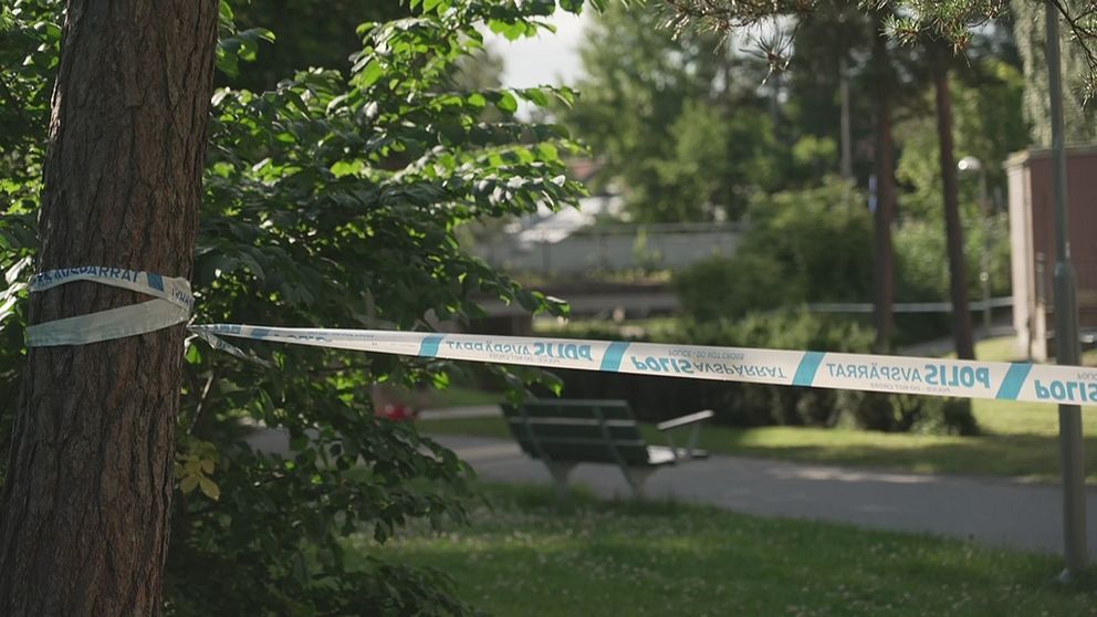 Polisavspärrning i parkområde.