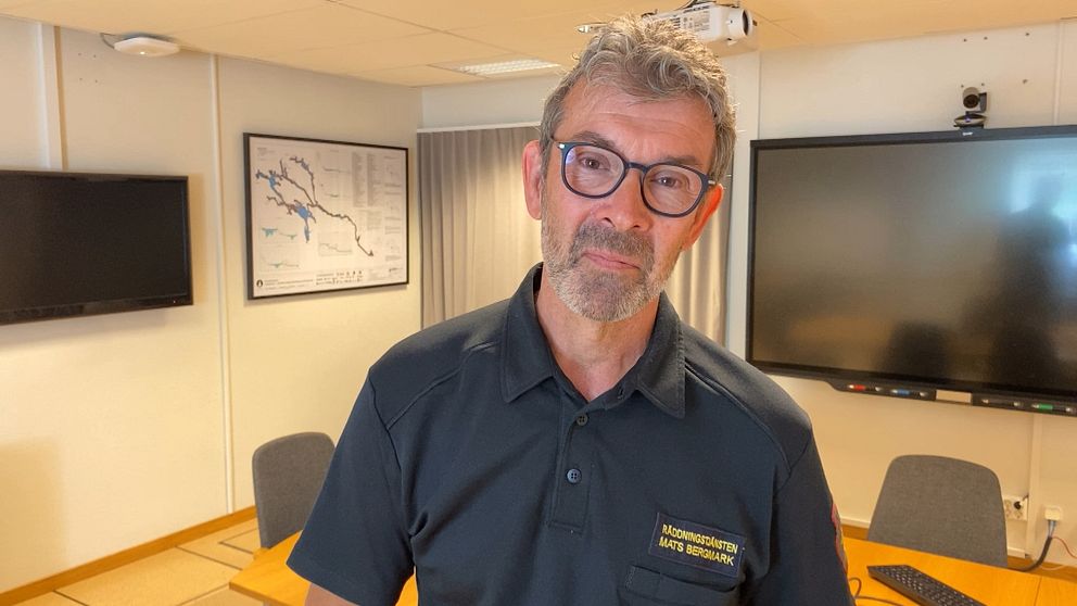 Mats Bergmark på Medelpads räddningstjänstförbund står i ett konferensrum och tittar in i kameran.