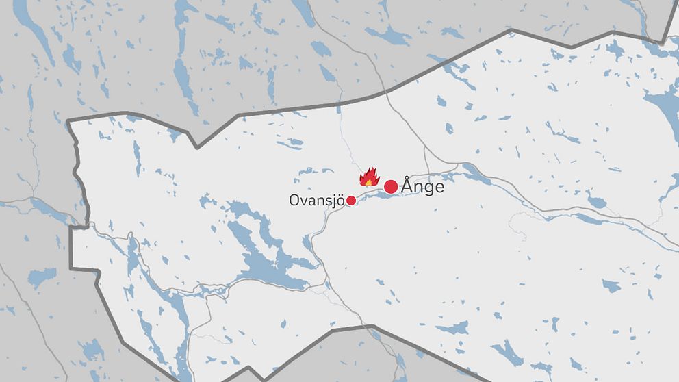 Skogsbrand vid järnväg utanför Ånge | SVT Nyheter
