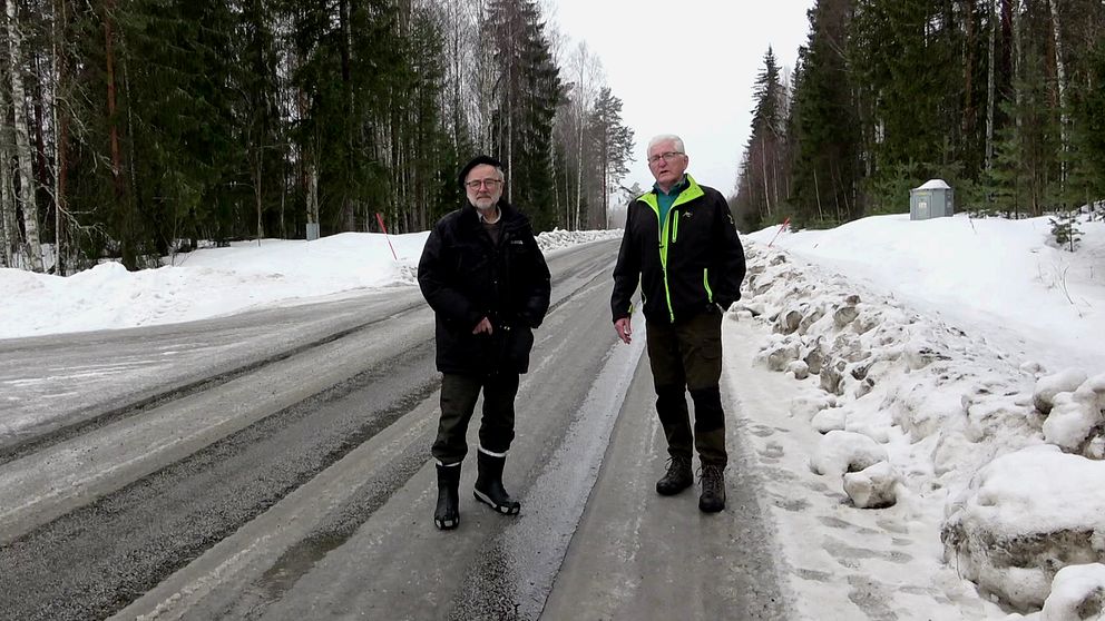 två män stående på en väg i vägvinterlag