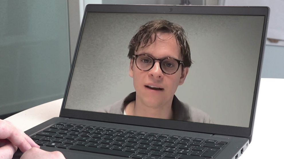 Man med glasögon och mörkt hår på bild i laptop