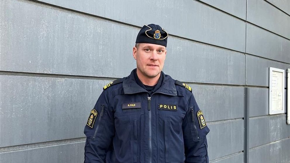 Robert Falk, tillfällig lokalpolisområdeschef utanför polishuset i Växjö.