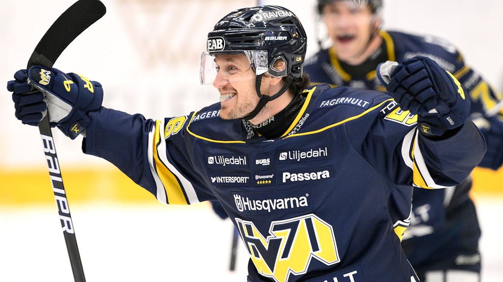 Ishockeyspelaren Fredrik Forsberg jublar.
