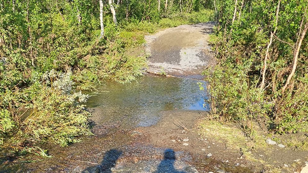 Vattendraget Čievrrajohka har letat sig nya vägar längs en del av leden Nikkaluokta-Kebnekaise.