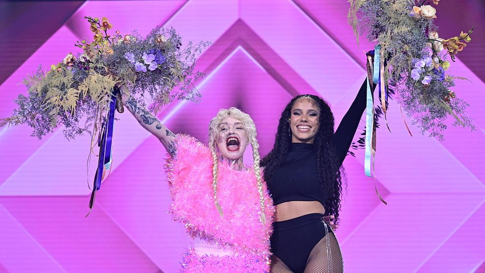 Två kvinnor med varsin stor blombukett