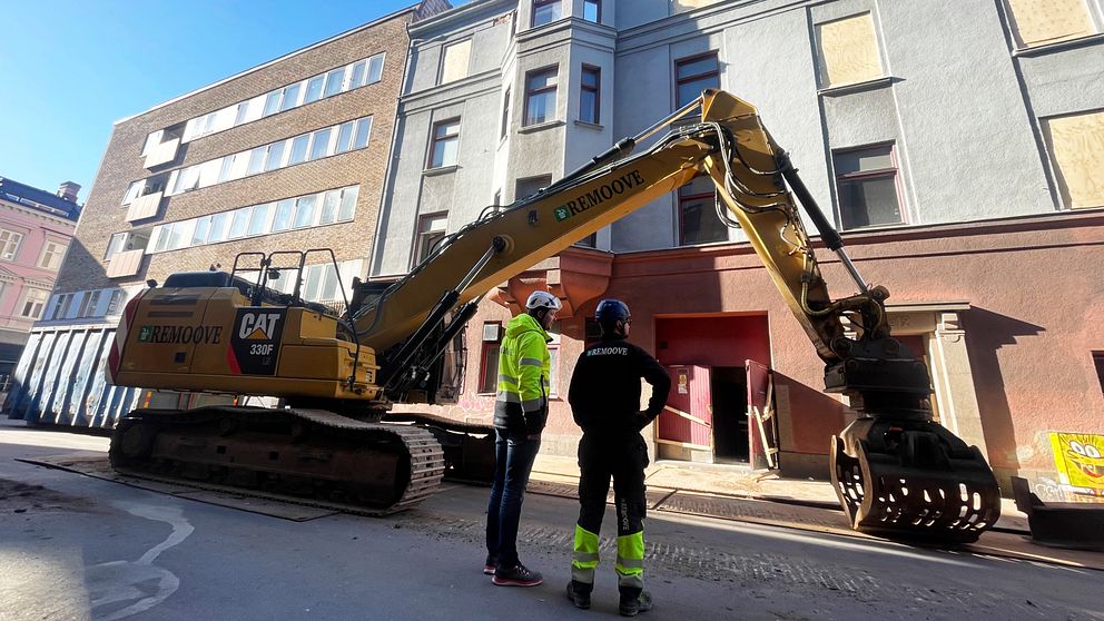 Grävmaskin bakom eldhärjade  hotell Kärnan i Helsingborg  som nu ska rivas.
