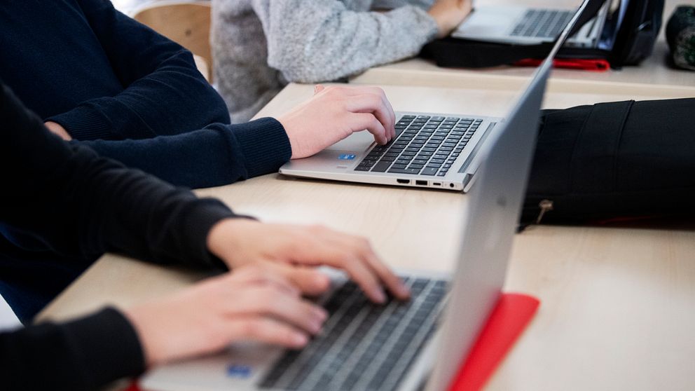 elever som knappar på datorer på skolbänk
