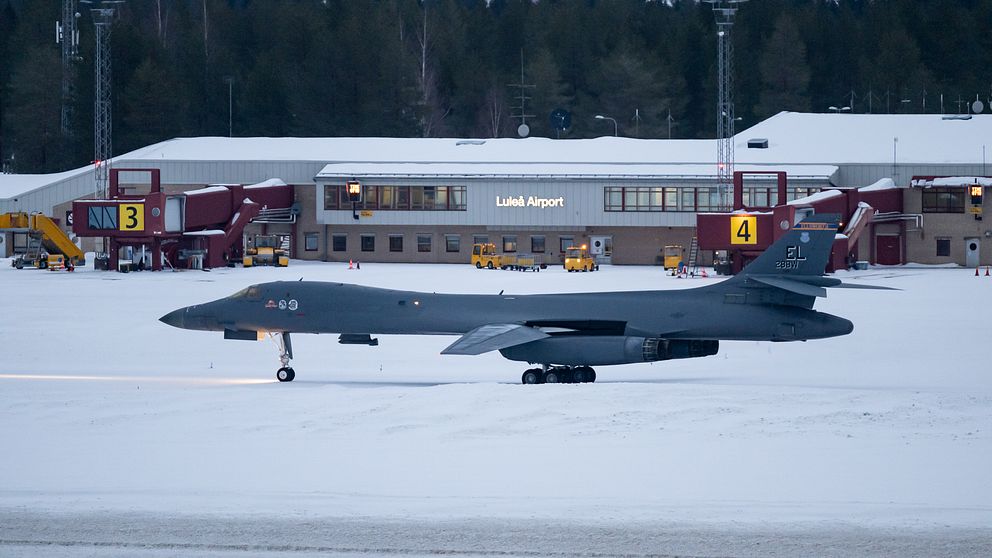 Bombplanet B-1B Lancer står på snöig mark på Luleå flygplats.