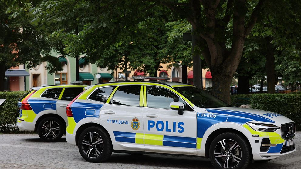 Två polisbilar