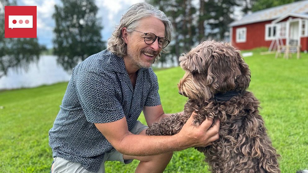 Per Höglund leker med en ljusbrun hund på en gräsmatta