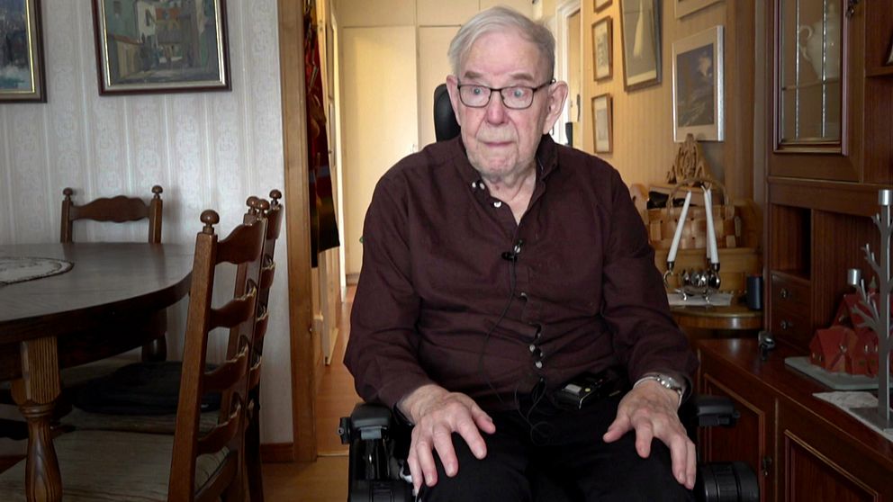 Leif Nordberg sitter i en rullstol i sitt hem.