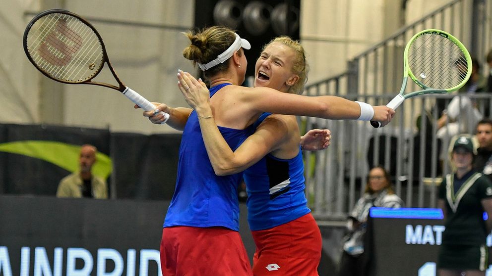 Barbora Krejcikova, till vänster, och Katerina Siniakova jublar efter den avgörande segern mot USA.