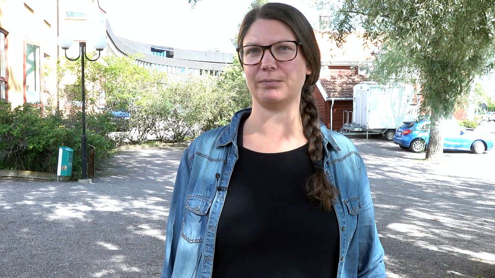 Matilda Eriksson Rehnberg på Polisen står ute framför ett träd.