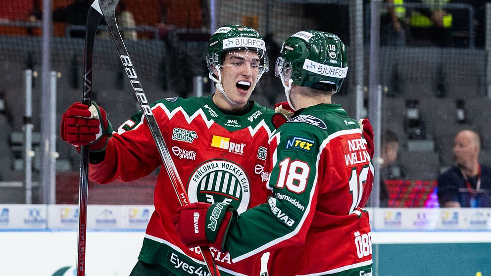 David Edström firar sitt första mål för kvällen.