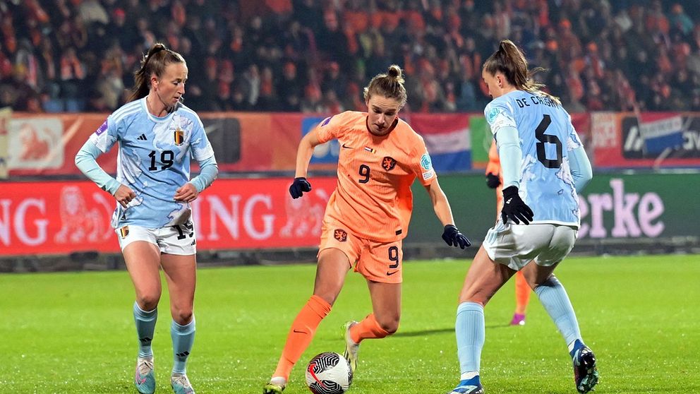 Vivianne Miedemas mål i den 95:e minuten tog Nederländerna vidare i kampen om en OS-plats.