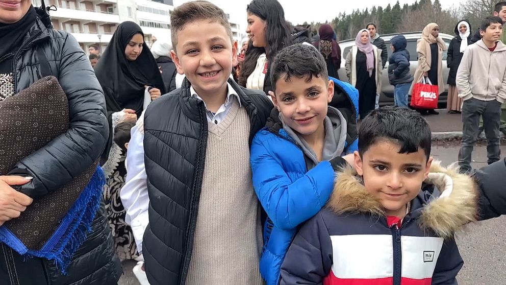 tre unga pojkar som firar Eid på Kronoparken