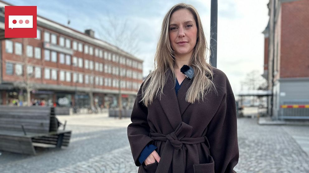 Frida Davidila, brottsförebyggande samordnare på Umebrå, står på Rådhustorget