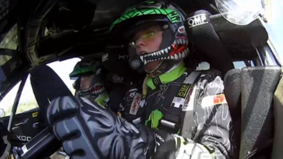 Oliver Solberg fick två punkteringar och vann två sträckor i WRC2-klassen i Rally Kenya.