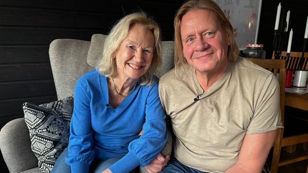 Paret Elisabeth Vallner och Hannu Raninen sitter bredvid varandra i Hannus vardagsrum