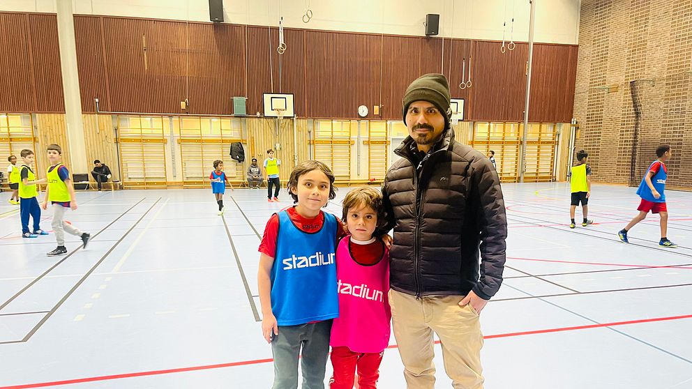 José Diaz och hans två barn Neo och Eddie gillar alla nattfotbollen som Sundbybergs IK arrangerar.