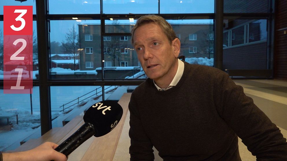 Per Kristensson sitter framåtlutad med blicken åt sidan