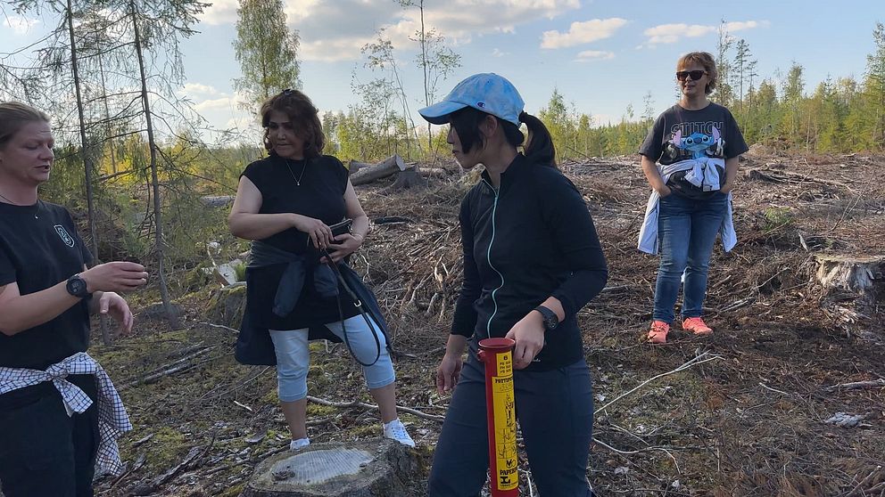 Utrikesfödda kvinnor i skog deltar i läget för att väcka intresse för skogsarbete.
