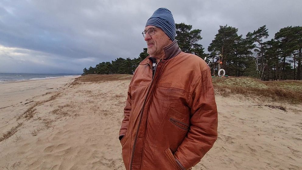 Ålfiskare Mats Svensson vid stranden i Friseboda