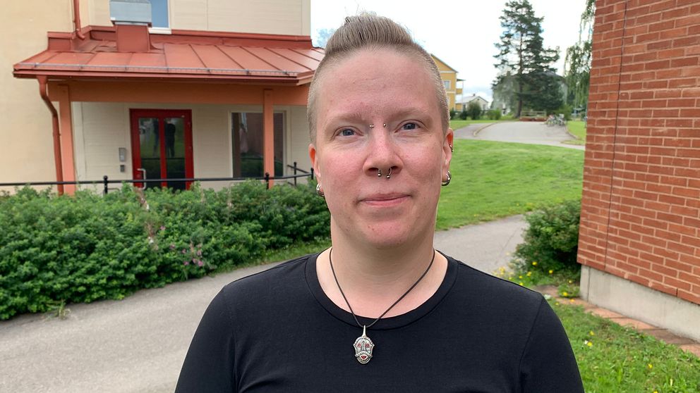 kvinna utomhus framför byggnader