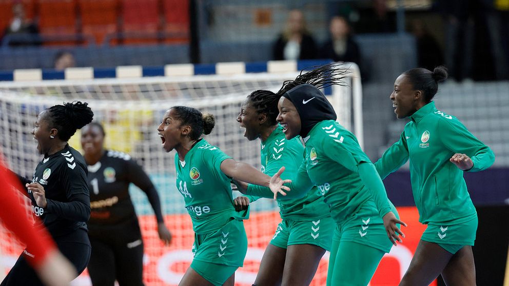 Senegal jublar efter segern mot Kina.