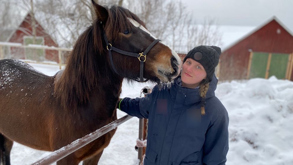 Elin Johansson, amatörtravkusk, so m förlorade två hästar i en stallbrand i HUli