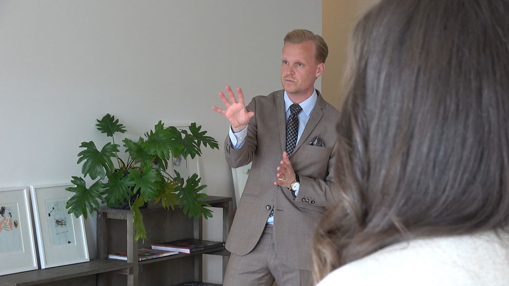 mäklaren Daniel Karlsson har en visning på en lägenhet i Malmö