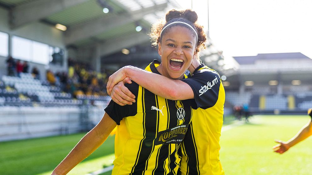 Felicia Schröder jublar efter ett av sina mål i den damallsvenska premiären 2024.