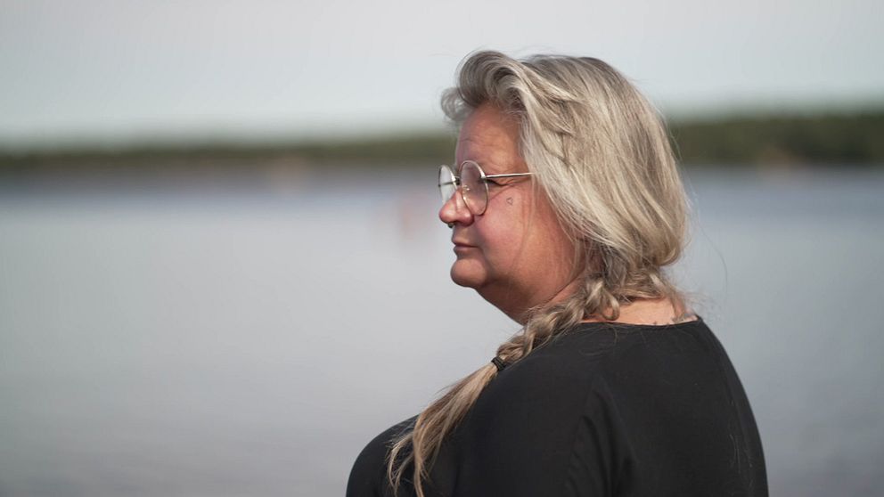 Kvinna som står vid vatten