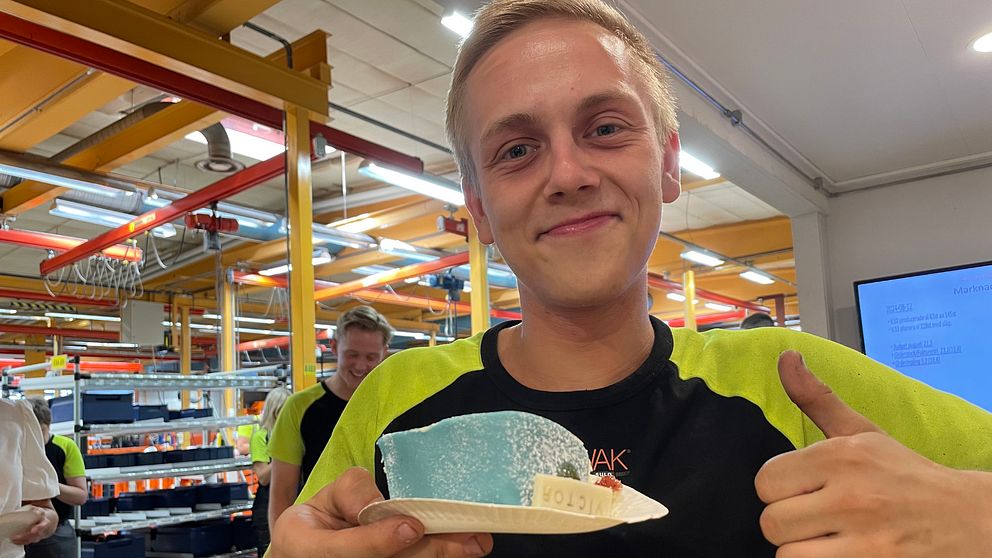Victor Lindgren med tårta i handen.