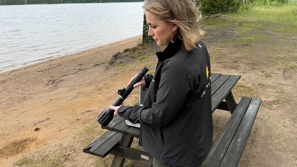 kvinna med lasersikte vid en strand