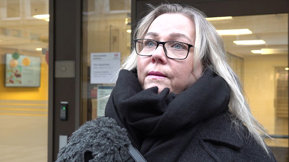 Patienten Susanne Lindstrand står framför vårdcentralen och blir intervjuad.