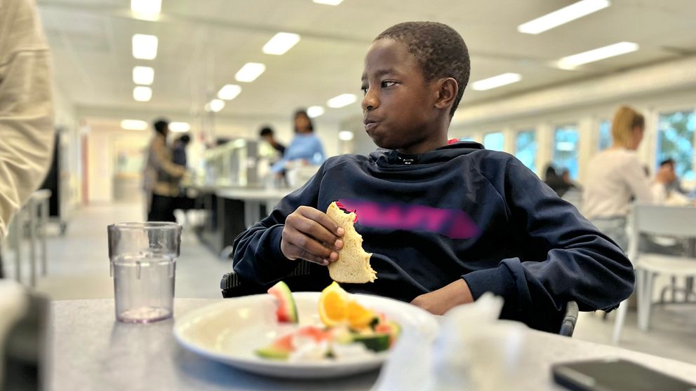 Elev äter frukost på Hjulsta grundskola
