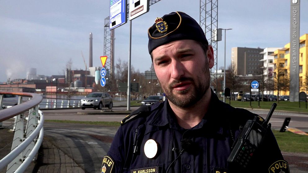 polisman med skägg iklädd uniform står vid en rondell