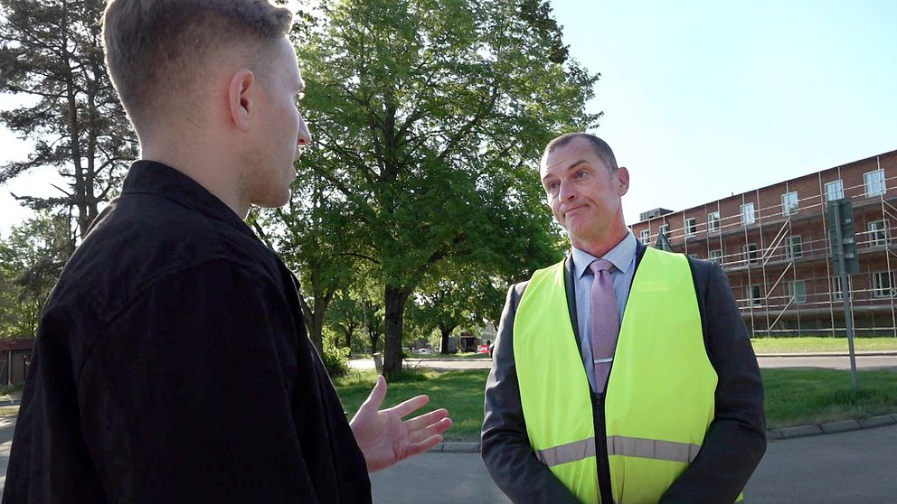 Tv-reporter Filip Jemtelius pratar med rektor Brian Tucek  på parkering