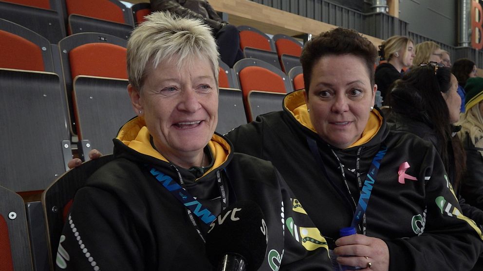 Kim Irvine och Kim Forge, två curlingspelare sitter på läktaren i Östersund arena.