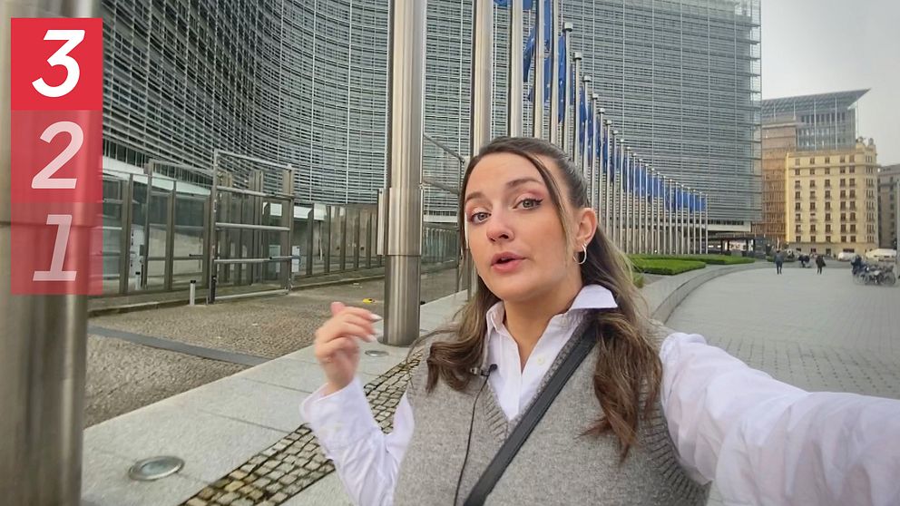 SVT:s reporter Aida Arslanovic utanför EU kommissionen i Bryssel.