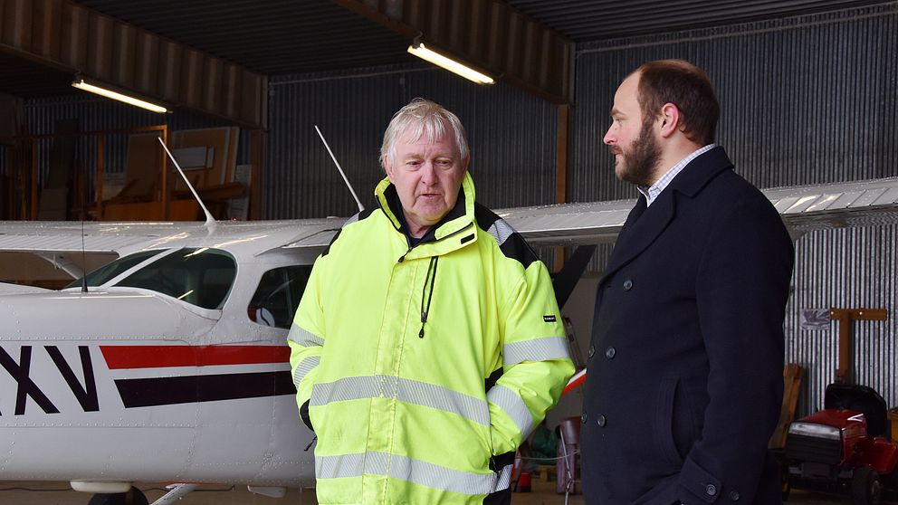 Anders Hellström och Pelle Stensson framför ett mindre flygplan.