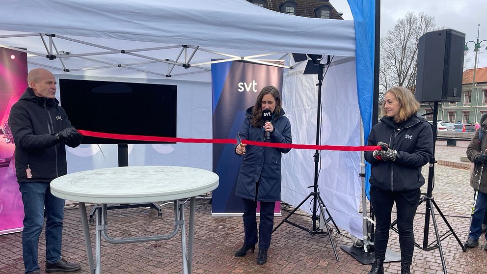 Här klipper SVT:s VD Hanna Stjärne bandet – och inviger den nya SVT-redaktionen i Eksjö
