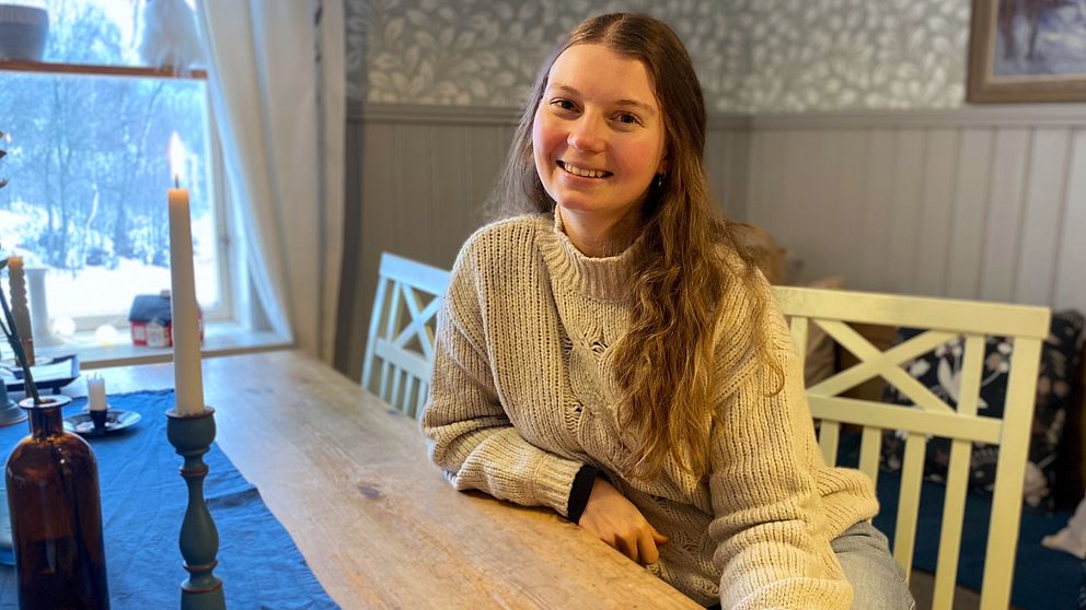 Sophie Falke från Tyskland sitter i sitt kök i Undrom, Sollefteå kommun.