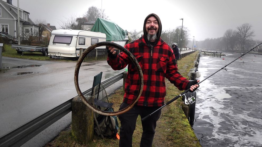 Jonas Sundahl som fiskat upp ett cykeldäck