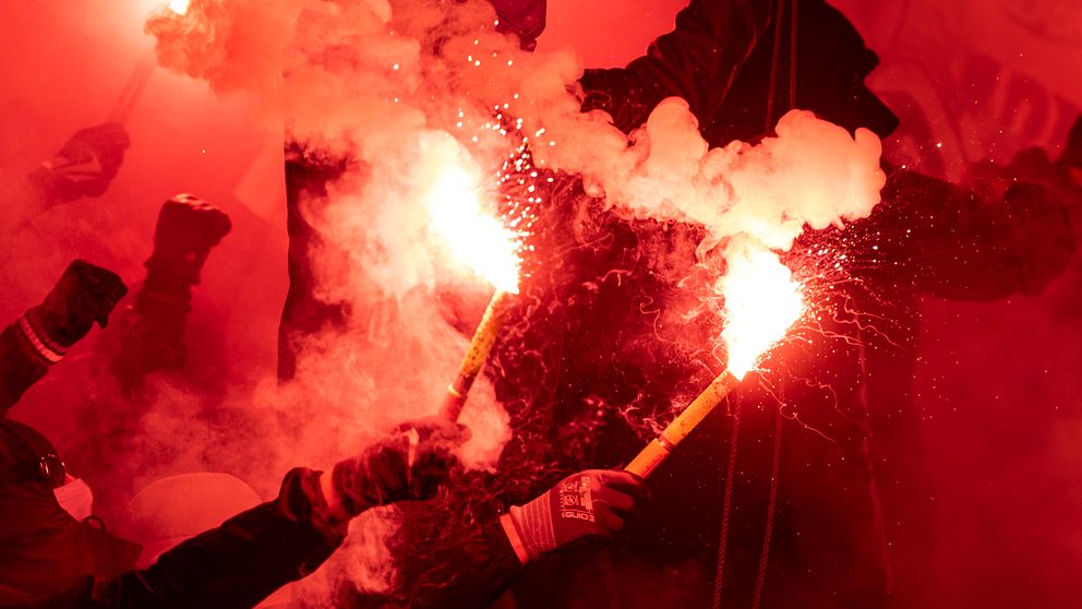 Rök och bengaler under guldmatchen mellan Elfsborg och MFF