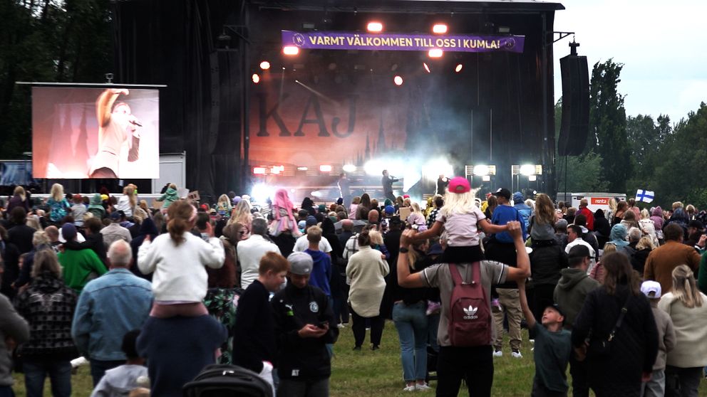 KAJ uppträder på scen inför stor publik under familjefesten i Kumla.